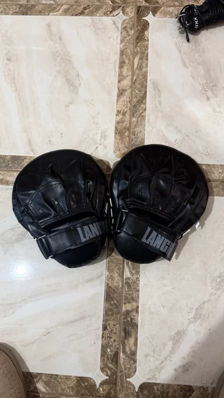 Box pads të zeza